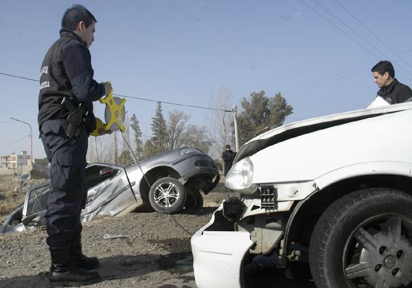 Violenta colisión termina con un auto en un desagüe