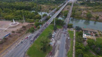 autoconvocados neuquinos cortan los puentes carreteros 