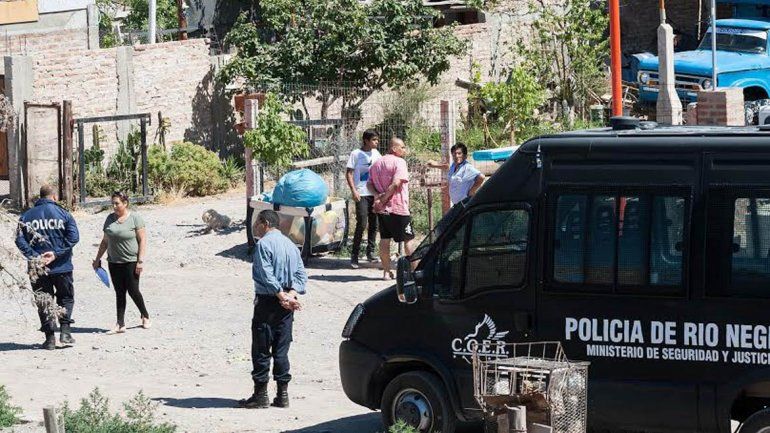 Gran despliegue policial para desalojar a una familia de Oro