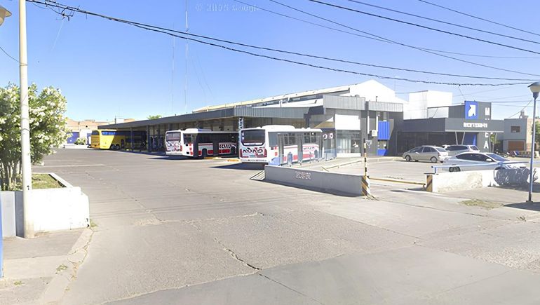 Un joven de 24 años fue detenido en la terminal de colectivos de General Roca por agredir a una mujer de 74 años, a quien le causó heridas en el rostro. Un joven de 24 años fue detenido en la terminal de colectivos de General Roca por agredir a una mujer de 74 años, a quien le causó heridas en el rostro.
