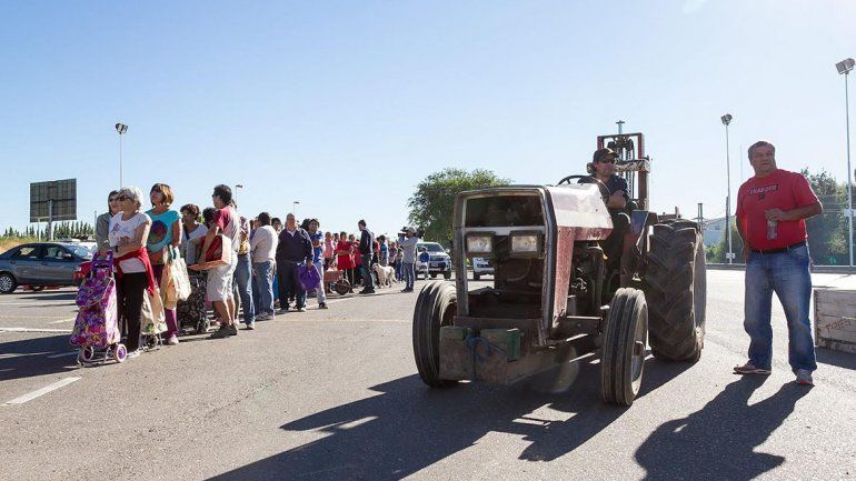 El frutazo reunió a decenas de personas en apoyo a los productores