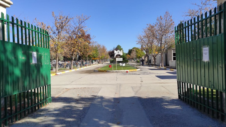 El ladrón fue descubierto por los empleados del cementerio cuando robaba placas de bronce.