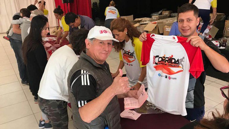 Miles de cipoleños ya se acercaron a retirar la remera para participar de La Corrida