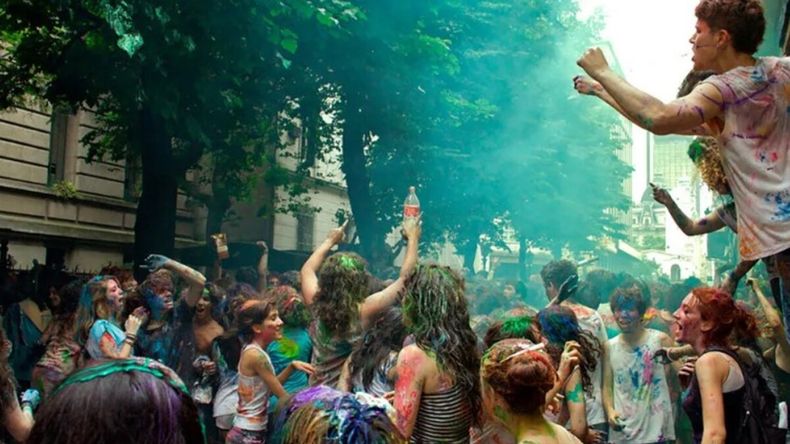 El egreso de la escuela secundaria suma festejos entre los estudiantes.