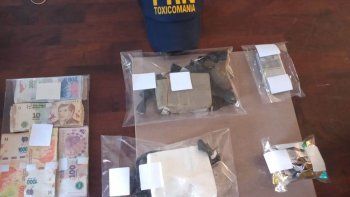 Drogas, dinero, armas y envoltorios para el narcomenudeo, entre los elementos secuestrados. Drogas, dinero, armas y envoltorios para el narcomenudeo, entre los elementos secuestrados.