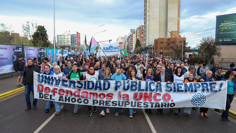 En 35 fotos, así fue la multitudinaria marcha universitaria en Neuquén tras el rechazo a los vetos de Milei