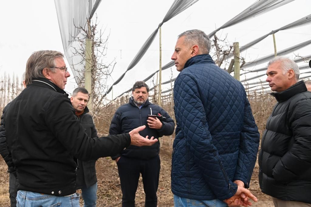 Bahillo junto a Banacloy recorriendo las explotaciones fruitícolas de la región.