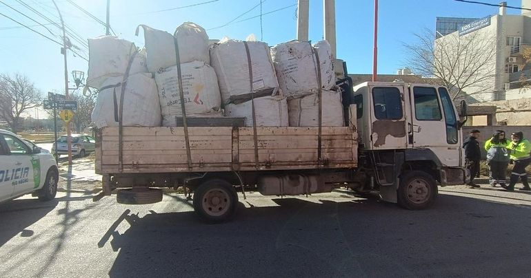 El camión transportaba 18 bolsones de chatarra. Entre ella había cerca de 60 kilos de cobre. El conductor