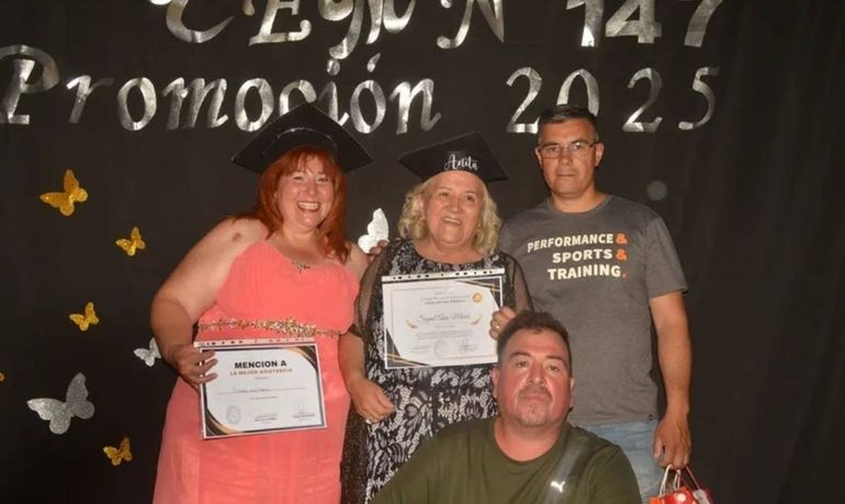 Anita, vecina de la ciudad junto a sus hijos en la entrega de diplomas 2025. Anita, vecina de la ciudad junto a sus hijos en la entrega de diplomas 2025.