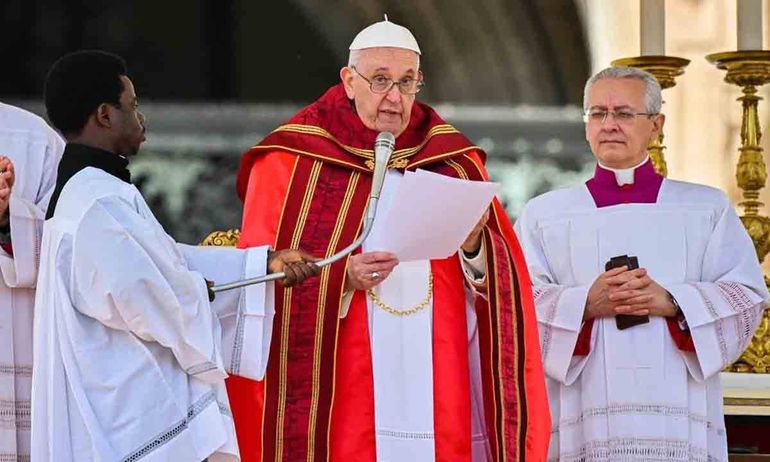 El Papa Francisco presidió la misa del Domingo de Ramos tras ser dado de alta