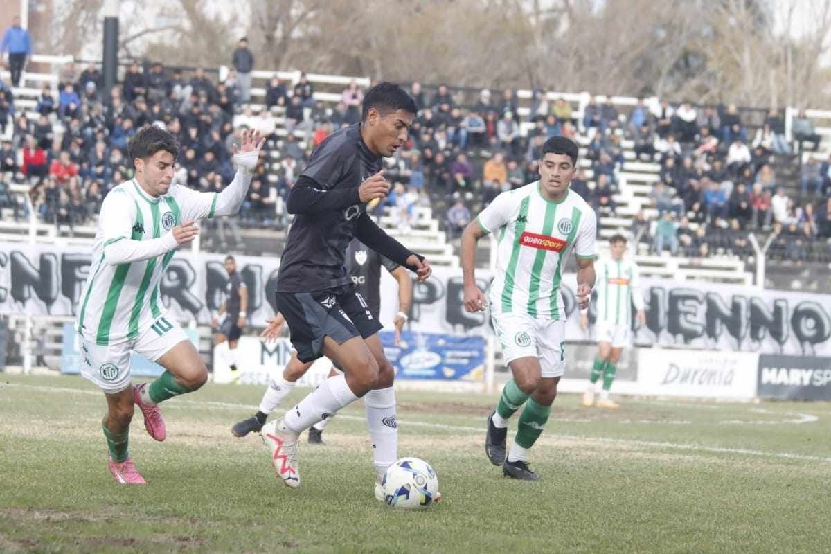 Cipolletti no pudo obtener su tercer triunfo del año ante el conjunto de Mar del Plata en La Visera. Foto: Anahí Cárdena