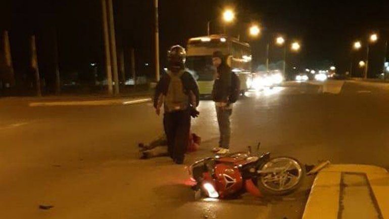 Brutal choque sobre la Ruta 22 terminó con dos motociclistas heridos