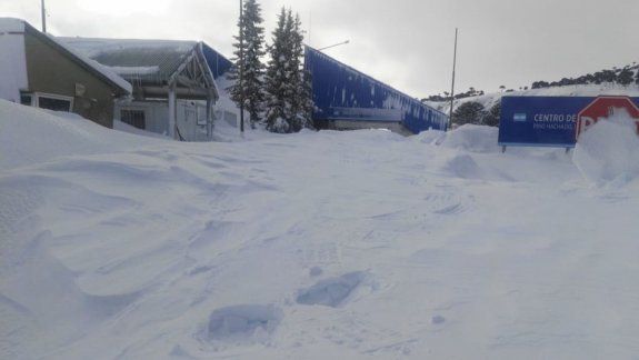Estiman que hay hasta ocho metros de nieve en Pino Hachado