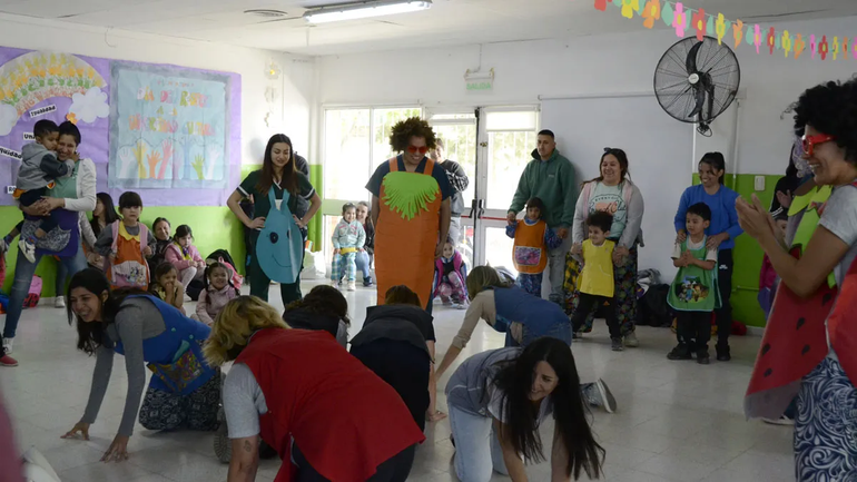 Las docentes también se prendieron con la divertida actividad.