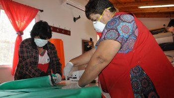 personal municipal confecciono sabanas y camisolines para centro de asistencia