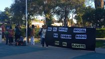 El reclamo fue llevado a cabo en la Plaza San Martín por los padres de los alumnos reubicados en la Escuela 39. Foto: Radio Seny. El reclamo fue llevado a cabo en la Plaza San Martín por los padres de los alumnos reubicados en la Escuela 39. Foto: Radio Seny.
