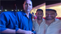 El intendente Marcelo Román y Sebastián Ocampo, quien tiene un teléfono en su mano. 