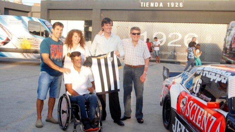 Mabellini (derecha) el día que asistió a la presentación de la subcomisión albinegra de automovilismo. Junto a Busín