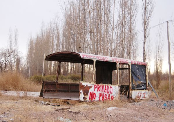 Huyó de su casa y pasó la noche en micro abandonado