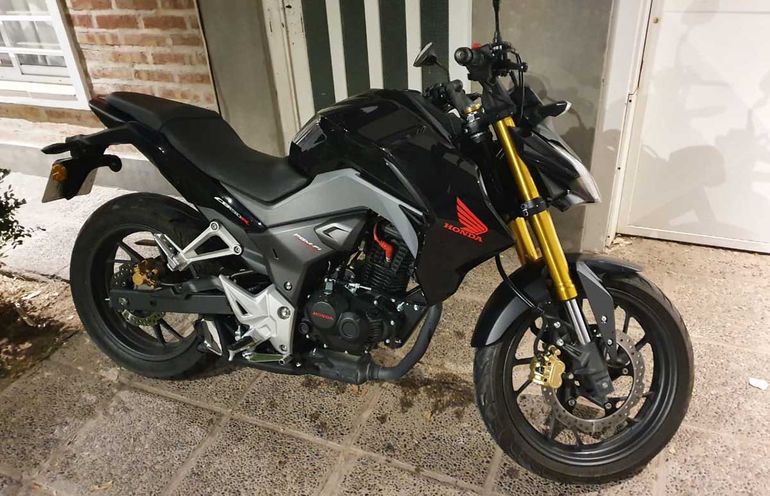 Forzaron el portón de su casa y le robaron la moto