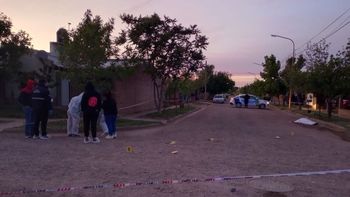 El lugar donde un hombre fue asesinado de una puñalada. Fue en un barrio de Cinco Saltos el domingo por la madrugada. 