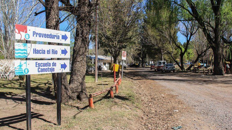 Vestidos de gaucho, les llevaron dos motos en la Isla Jordán