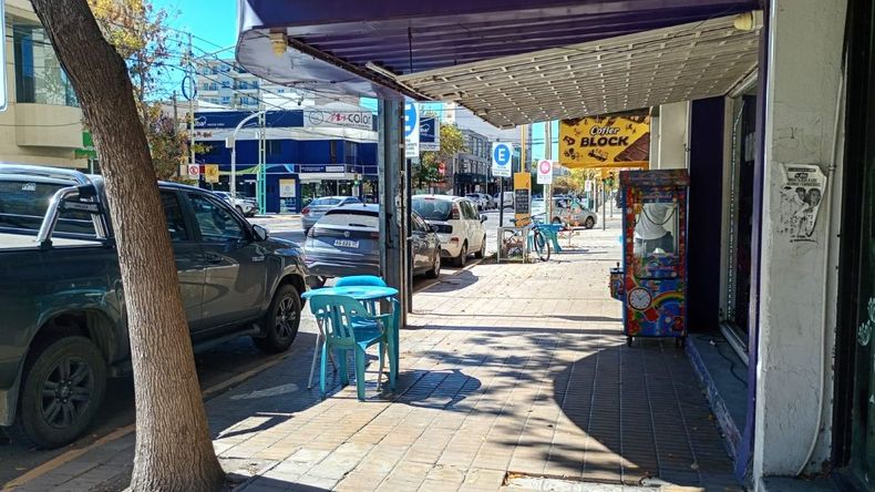 El intento de robo ocurrió en un kisco ubicado sobre la calle Yrigoyen, en pleno centro de Cipolletti. | LMCipolletti.com El intento de robo ocurrió en un kisco ubicado sobre la calle Yrigoyen, en pleno centro de Cipolletti.