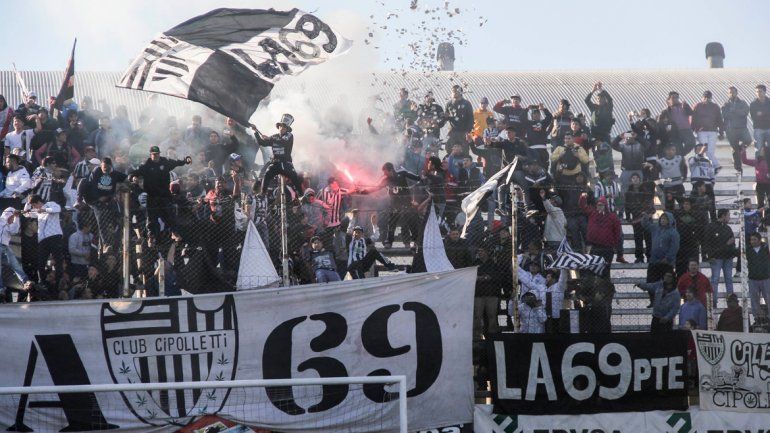 Sancionan al Club Cipolletti por el uso de pirotecnia