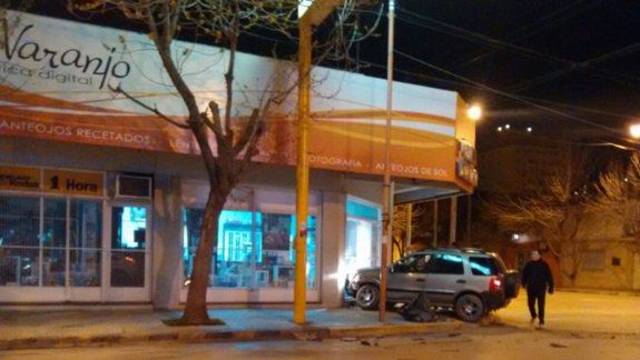 El choque ocurrió en la esquina de Roca y Belgrano. La Ecosport terminó a centímetros de la vidriera de una óptica.