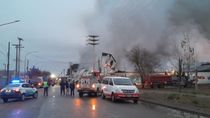 Intenso trabajo de Bomberos para controlar el incendio en el depósito de La Anónima. Intenso trabajo de Bomberos para controlar el incendio en el depósito de La Anónima.