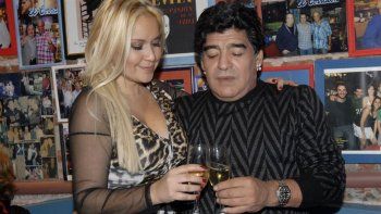 diego maradona ya se olvido de rocio y volvio con veronica ojeda