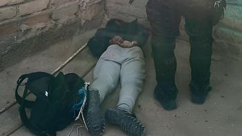 El ladrón fue atrapado cuando salía de una casa a la que entró a robar. Tenía pedido de captura dictado en Villa Regina. 
