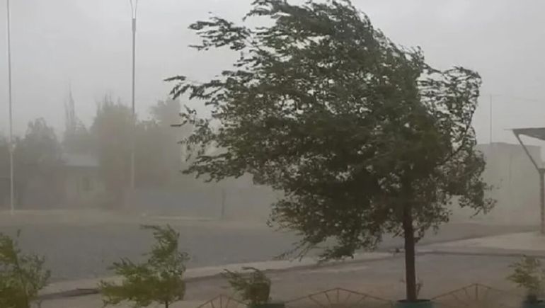 El SMN elevó un alerta meteorológico por fuertes vientos y tomentas.
