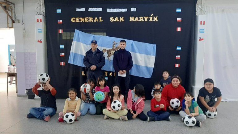 Policías llevaron juguetes y golosinas a escuelas y merendero de Cinco Saltos
