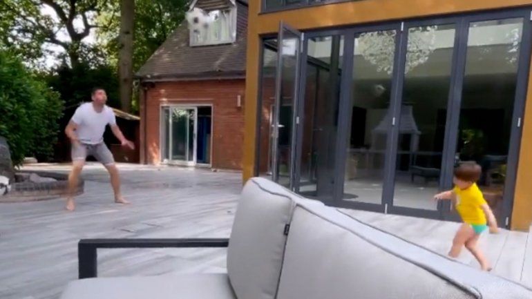 El tierno video del Dibu Martínez jugando a los penales junto a su hijo