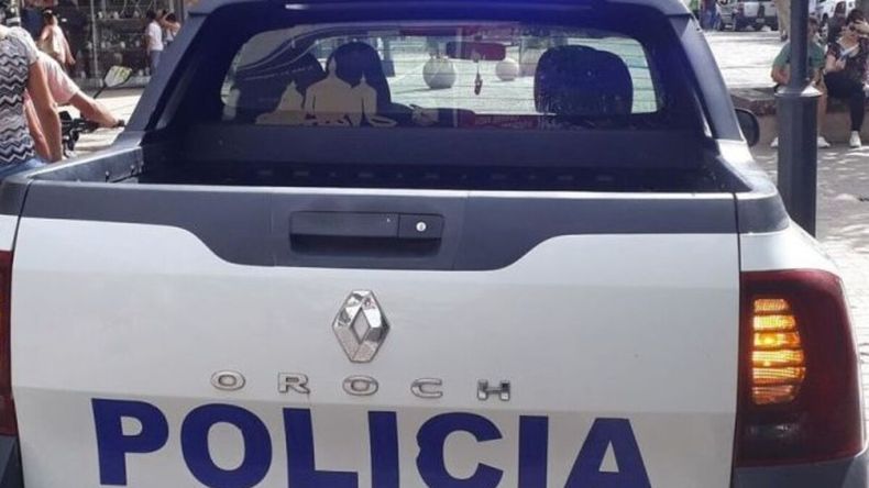 Los vecinos encontraron a la mujer desorientada y deambulando en la calle.