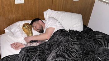 ¡buen dia!: la imagen de messi durmiendo con la copa