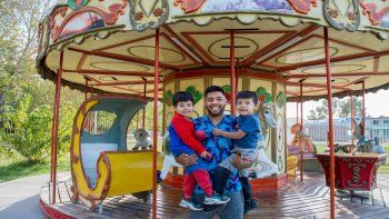 Lucas Mellado junto a Joaquín y León, los destinatarios de todos sus goles en Cipolletti.