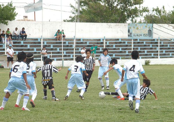 San Martín dominó el clásico en inferiores