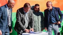 Alberto Weretilneck y Gustavo Amati firmaron los contratos para construir una nueva escuela primaria. Foto: Gentileza.