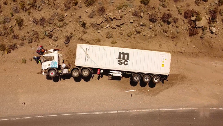 Iba a Chile con frutas del Alto Valle y volcó cerca de Zapala