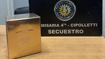 El perfume que la pareja de ladrones había robado en la farmacia cipoleña. Sospechan que un taxista participó en la maniobra delictiva. El perfume que la pareja de ladrones había robado en la farmacia cipoleña. Sospechan que un taxista participó en la maniobra delictiva.