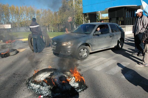 Protesta de obreros de la Fruta en Roca