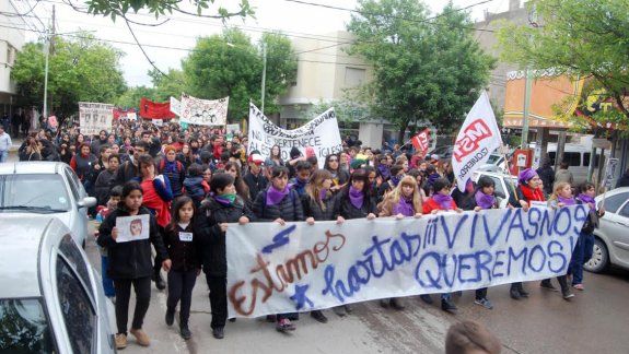 En Cipolletti, la lucha contra los maltratos a mujeres es masiva.