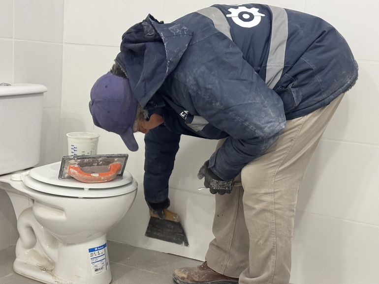La remodelación de baños y vestuarios ya superó el 70% de avances. La remodelación de baños y vestuarios ya superó el 70% de avances.