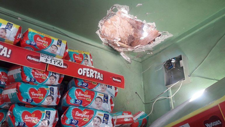 Hicieron un boquete en el techo de una pañalera y robaron mercadería
