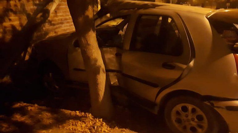 Robaron un auto y chocaron contra un paredón tras una persecución