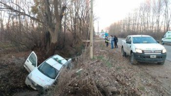ruta chica: una ambulancia volco y termino en el desagüe