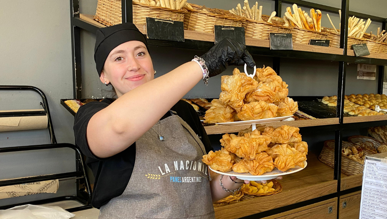 Lucila de panadería La Nacional sobre calles Yrigoyen y Sarmiento, venden todas las semanas pastelitos producidos en el día.