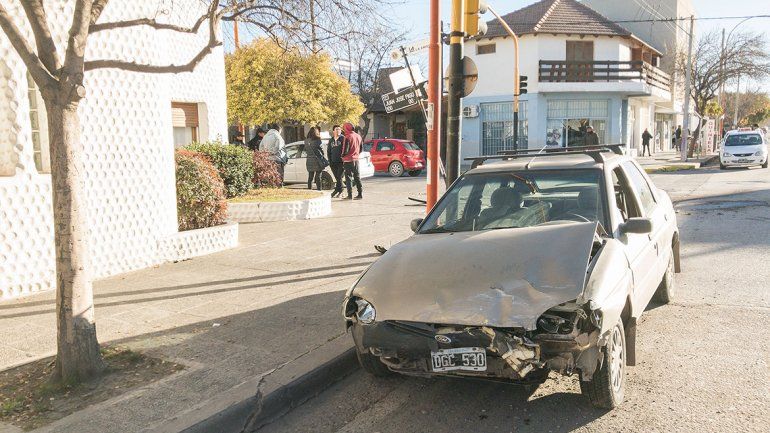 El Ford Escort terminó con la trompa bastante dañada.&nbsp; 
